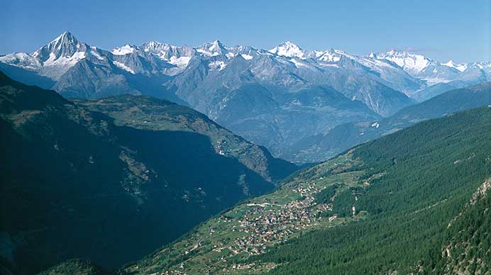 Hochplateau Grächen mit Blick auf die Berner Alpen.